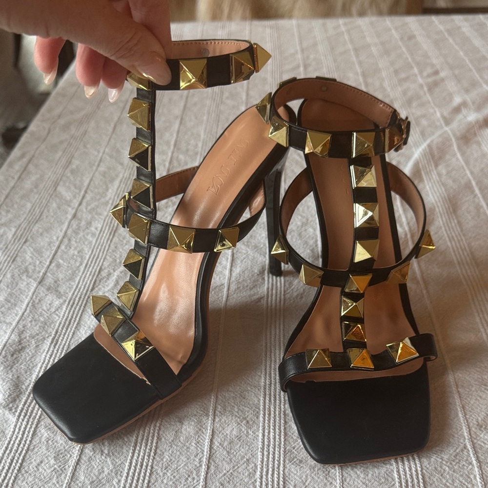 Studded Black and Gold Rockstud style heel 8.5-9